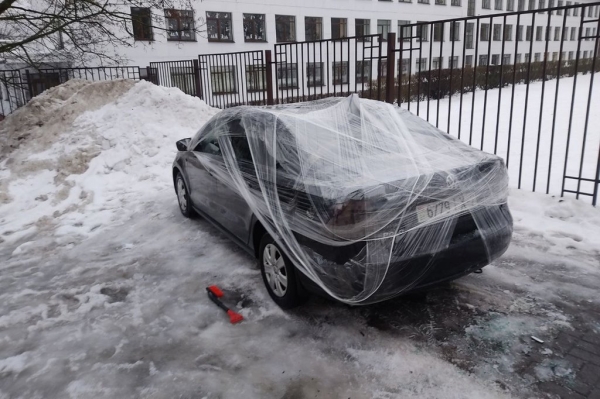 Белорус показал последствия падения снега на его Volkswagen Polo Белорус показал последствия падения снега на его Volkswagen Polo