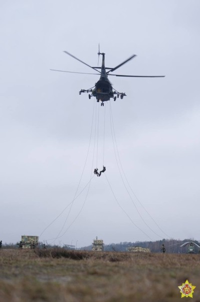 Элементы беспарашютного десантирования отработали на полигоне под Брестом
