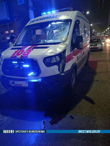 В Бресте водитель скорой помощи сбил человека. Пешеход погиб В Бресте водитель скорой помощи сбил человека. Пешеход погиб