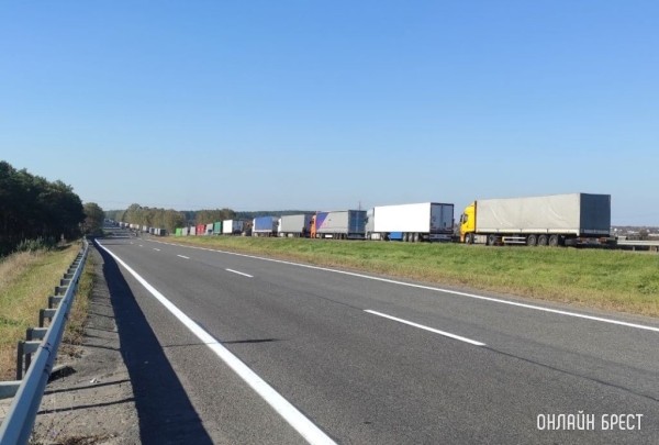 Площадку для ожидающих выезда грузовиков построят возле пункта пропуска «Козловичи» Площадку для ожидающих выезда грузовиков построят возле пункта пропуска «Козловичи»