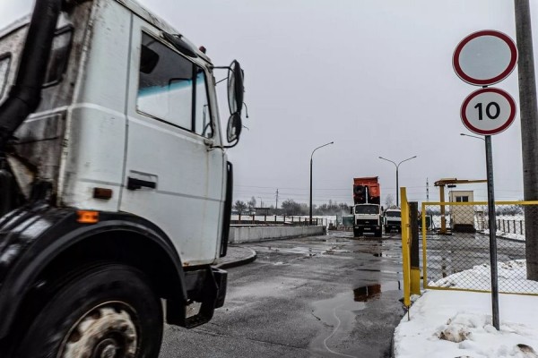 Тает на глазах: как работает единственный в Беларуси снегоплавильный пункт