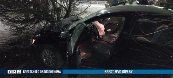 Результат пьяного вождения. В Барановичах машина вылетела на тротуар и врезалась в дерево Результат пьяного вождения. В Барановичах машина вылетела на тротуар и врезалась в дерево