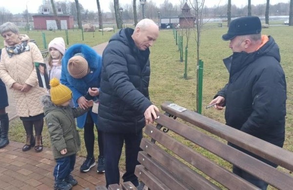 В Бресте в В Городском саду появилась 46-я именная скамейка. В честь кого? В Бресте в В Городском саду появилась 46-я именная скамейка. В честь кого?