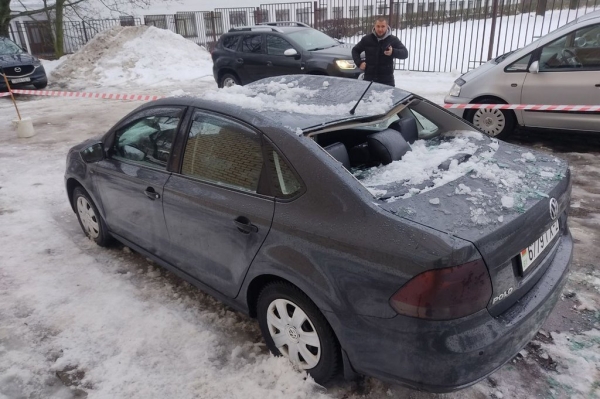 Белорус показал последствия падения снега на его Volkswagen Polo Белорус показал последствия падения снега на его Volkswagen Polo