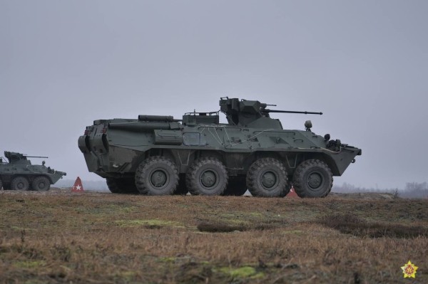 На полигоне Брестский военнослужащие десантно-штурмового батальона проводят проверку боя вооружения БТР-82А На полигоне Брестский военнослужащие десантно-штурмового батальона проводят проверку боя вооружения БТР-82А
