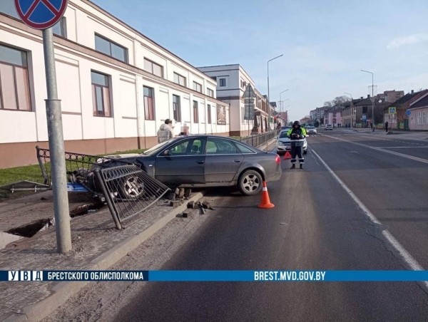 Бесправник в Пинске не справился с управлением «Audi» и протаранил заборное ограждение