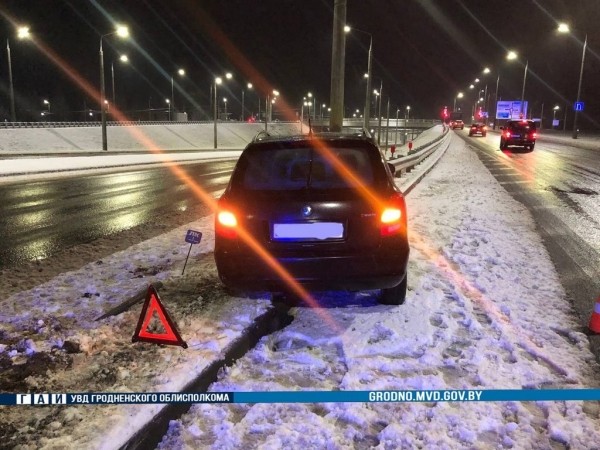 Жуткий фотофакт. Легковушку прошило отбойником, но водителю повезло Жуткий фотофакт. Легковушку прошило отбойником, но водителю повезло