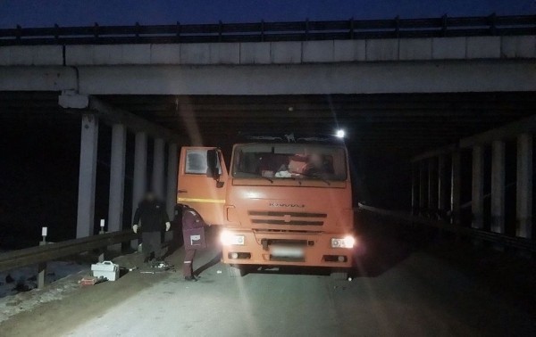 Самосвал зацепился кузовом за путепровод трассы М1, двое пострадавших Самосвал зацепился кузовом за путепровод трассы М1, двое пострадавших