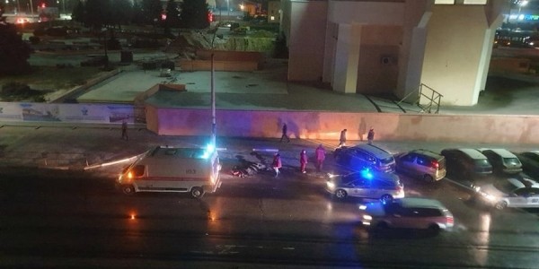 Камера зафиксировала, как BMW насмерть сбил пешехода и скрылся. Водителя нашли Камера зафиксировала, как BMW насмерть сбил пешехода и скрылся. Водителя нашли