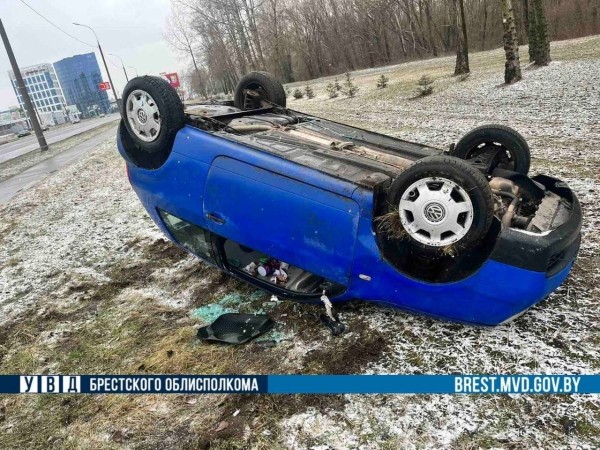 В Бресте на Варшавке перевернулся автомобиль. В салоне легковушки находилось 4 человека В Бресте на Варшавке перевернулся автомобиль. В салоне легковушки находилось 4 человека