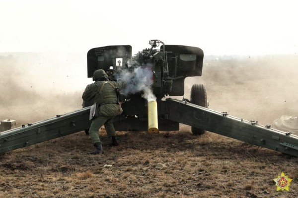 На полигоне под Брестом стреляли из гаубиц «Мста-Б» и установок «Гиацинт»