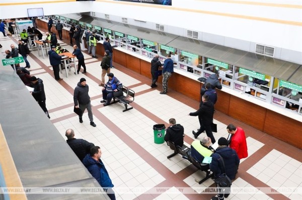 Почти два десятка большегрузов вернулись в «Козловичи» после введенных Польшей ограничений Почти два десятка большегрузов вернулись в «Козловичи» после введенных Польшей ограничений