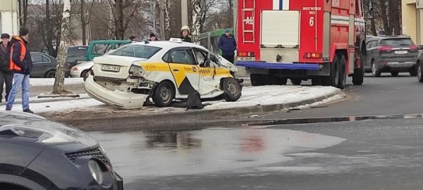 В Могилеве грузовик «снес» такси и врезался в столб В Могилеве грузовик «снес» такси и врезался в столб