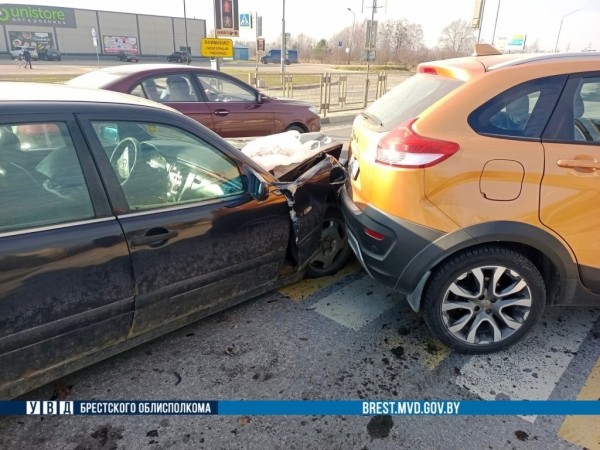 В Бресте столкнулись Mercedes и Lada В Бресте столкнулись Mercedes и Lada