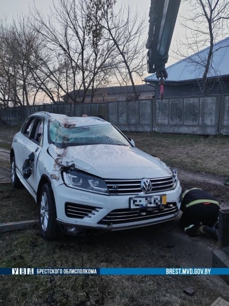 В Бресте автомобиль перевернулся на ж/д переезде В Бресте автомобиль перевернулся на ж/д переезде