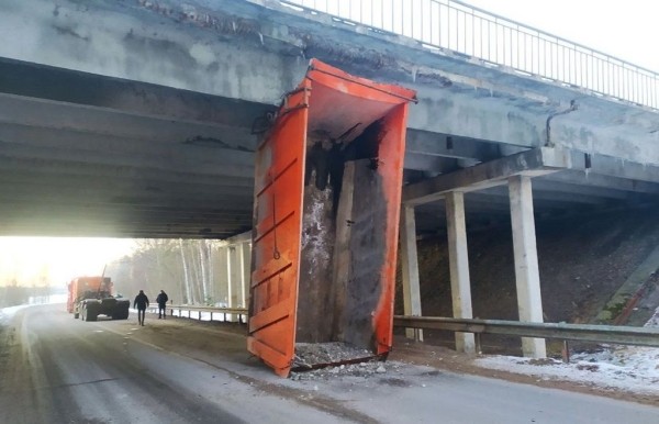 Самосвал зацепился кузовом за путепровод трассы М1, двое пострадавших Самосвал зацепился кузовом за путепровод трассы М1, двое пострадавших