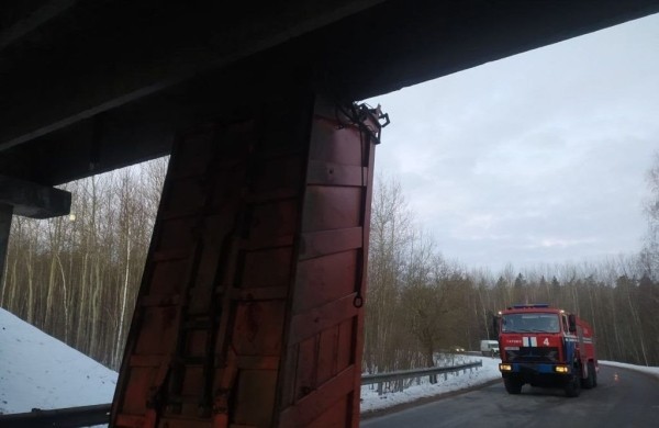 Самосвал зацепился кузовом за путепровод трассы М1, двое пострадавших Самосвал зацепился кузовом за путепровод трассы М1, двое пострадавших