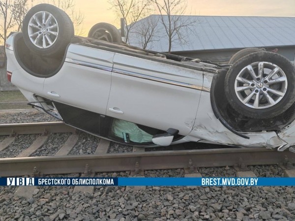 В Бресте автомобиль перевернулся на ж/д переезде В Бресте автомобиль перевернулся на ж/д переезде