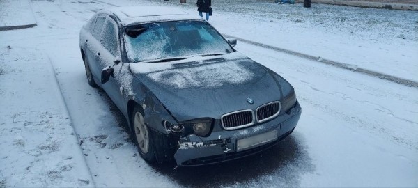 Камера зафиксировала, как BMW насмерть сбил пешехода и скрылся. Водителя нашли Камера зафиксировала, как BMW насмерть сбил пешехода и скрылся. Водителя нашли