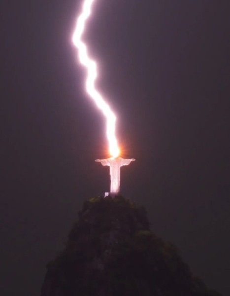 В голову статуи Христа в Рио-де-Жанейро ударила молния В голову статуи Христа в Рио-де-Жанейро ударила молния