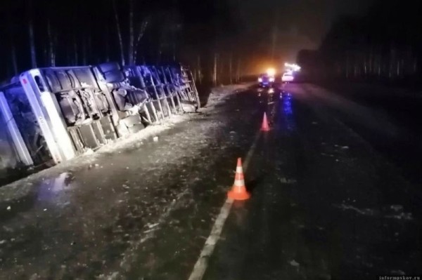Автобус с 50 пассажирами из Беларуси опрокинулся под Псковом. Водителю вынесли приговор Автобус с 50 пассажирами из Беларуси опрокинулся под Псковом. Водителю вынесли приговор