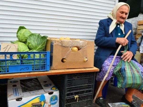 Нужно ли бабушке, которая вырастила на огороде огурцы и пришла их продавать на рынок, иметь кассовый аппарат? Нужно ли бабушке, которая вырастила на огороде огурцы и пришла их продавать на рынок, иметь кассовый аппарат?
