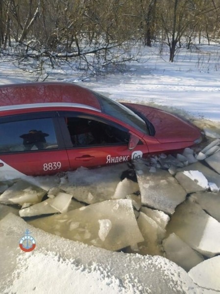 В Гомеле такси выехало на лед и провалилось. Водитель объяснил, как он там оказался