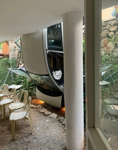 За момент до трагедии: на фото показали случаи невероятного везения За момент до трагедии: на фото показали случаи невероятного везения