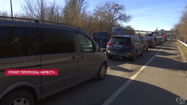 «Мы простые люди. Стоим и стоим» В Бресте возросла очередь на выезд в Польшу «Мы простые люди. Стоим и стоим» В Бресте возросла очередь на выезд в Польшу