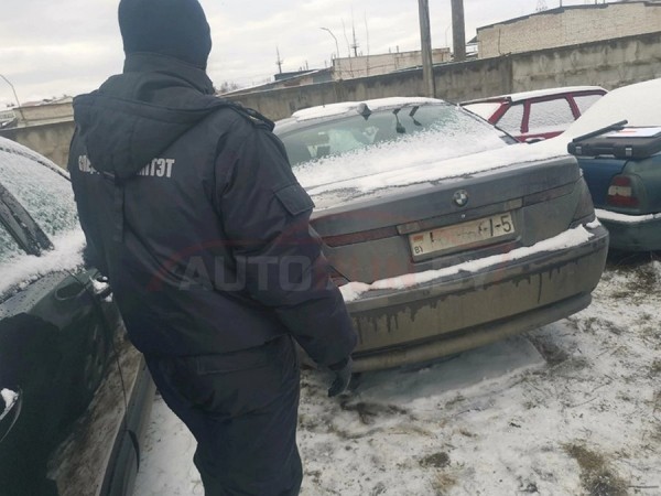 Камера зафиксировала, как BMW насмерть сбил пешехода и скрылся. Водителя нашли Камера зафиксировала, как BMW насмерть сбил пешехода и скрылся. Водителя нашли