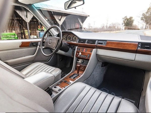 Почему этот старый седан от Mercedes стоит $600 тысяч? Почему этот старый седан от Mercedes стоит $600 тысяч?