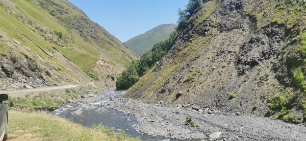 «Вдоль дороги — венки и памятники». Белорус в одиночку отправился в горы Грузии, где даже страховка не действует «Вдоль дороги — венки и памятники». Белорус в одиночку отправился в горы Грузии, где даже страховка не действует