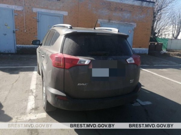 В Пинске 10-летний мальчик на самокате попал под автомобиль В Пинске 10-летний мальчик на самокате попал под автомобиль