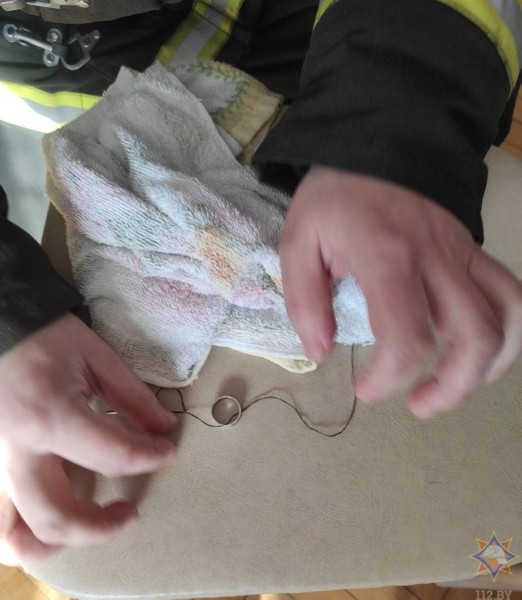 В Беларуси спасатели помогли снять застрявшее кольцо с пальца 8-летней девочки. Смотрите видео и фото В Беларуси спасатели помогли снять застрявшее кольцо с пальца 8-летней девочки. Смотрите видео и фото