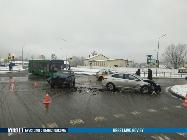 Утром в Пинске жестко столкнулись автомобили. Кто виноват? Утром в Пинске жестко столкнулись автомобили. Кто виноват?