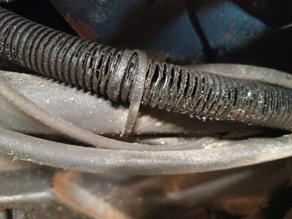 «Все гофры с проводкой посечены песком!». Белорусу так отпескоструили Cadillac, что у машины отказала электроника и кузов начал ржаветь