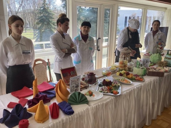 Стало известно, что за &laquo;движ&raquo; сейчас на улице у горисполкома в Бресте