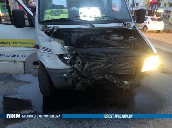 Автобус, маршрутка и автомобиль попали в Барановичах в ДТП Автобус, маршрутка и автомобиль попали в Барановичах в ДТП