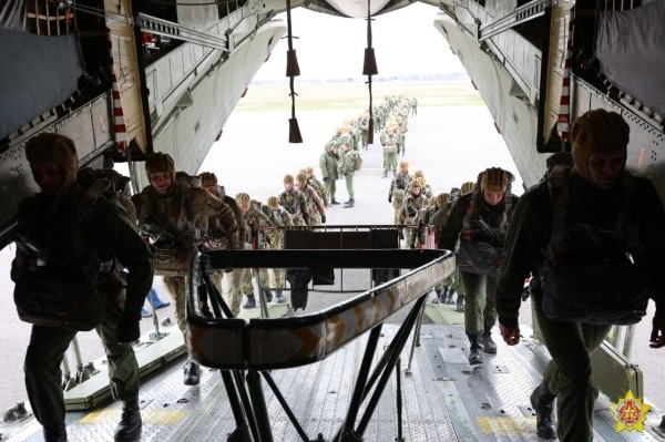 Над Брестом сегодня гудел самолет - смотрите, что было Над Брестом сегодня гудел самолет - смотрите, что было