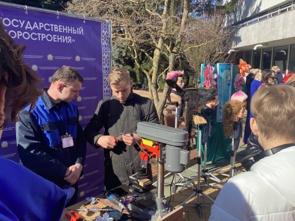 Стало известно, что за &laquo;движ&raquo; сейчас на улице у горисполкома в Бресте