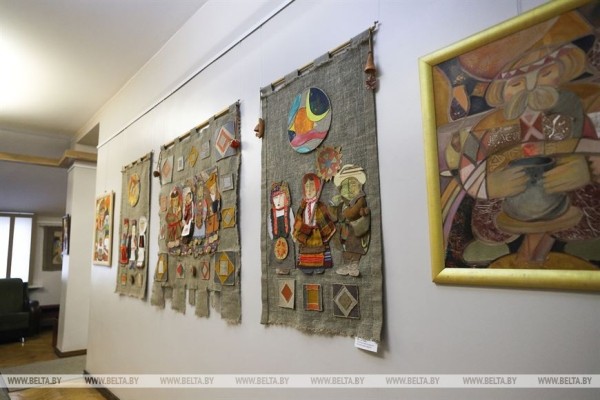 Выставка «Песні зямлі маёй» открылась в Бресте Выставка «Песні зямлі маёй» открылась в Бресте
