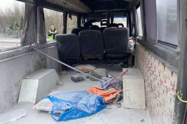 Микроавтобус опрокинулся на трассе М1 — 7 пострадавших