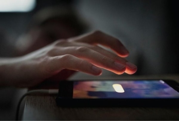 Никогда не кладите телефон перед сном в это место Никогда не кладите телефон перед сном в это место