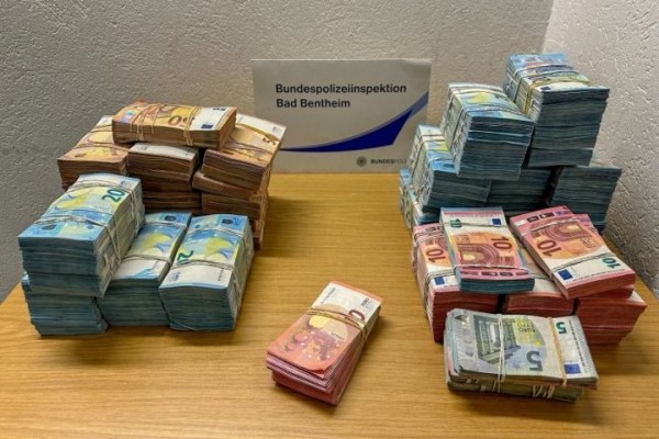 На границе Германии и Нидерландов задержали белоруса с 300 тысячами евро На границе Германии и Нидерландов задержали белоруса с 300 тысячами евро