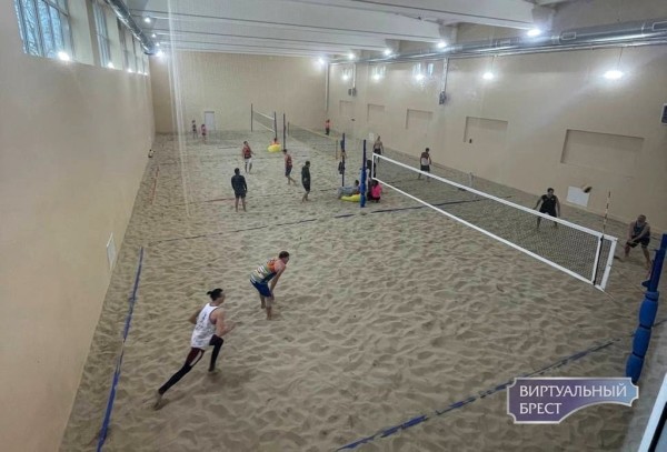 В Бресте из бассейна сделали крытую площадку для пляжного волейбола. Вот как это выглядит В Бресте из бассейна сделали крытую площадку для пляжного волейбола. Вот как это выглядит
