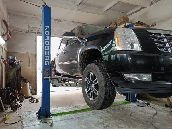 «Все гофры с проводкой посечены песком!». Белорусу так отпескоструили Cadillac, что у машины отказала электроника и кузов начал ржаветь