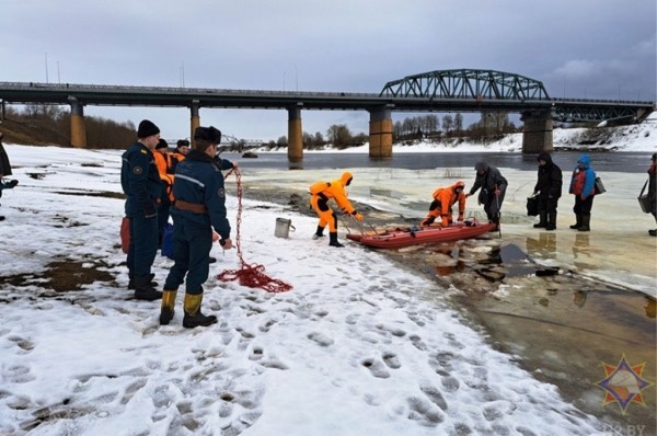 Дрейфовали на льдине: в Беларуси МЧС спасало рыбаков