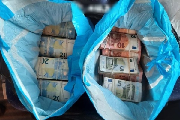 На границе Германии и Нидерландов задержали белоруса с 300 тысячами евро На границе Германии и Нидерландов задержали белоруса с 300 тысячами евро