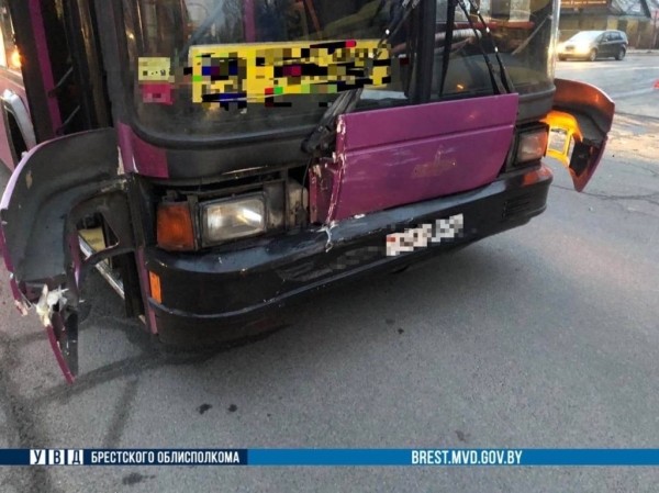 Автобус, маршрутка и автомобиль попали в Барановичах в ДТП Автобус, маршрутка и автомобиль попали в Барановичах в ДТП