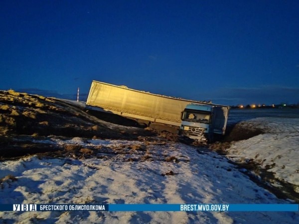 На трассе М1 возле Березы фура съехала в кювет На трассе М1 возле Березы фура съехала в кювет